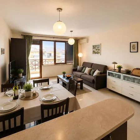 Spacious 2 Bedroom Apartment *