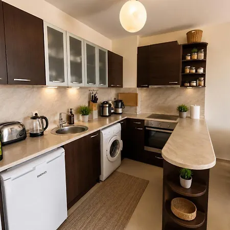 Spacious 2 Bedroom Apartment *